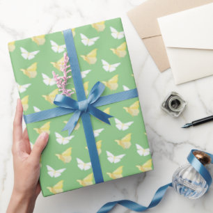 Weiße und hellgelbe Schmetterlinge fliegen grün Geschenkpapier