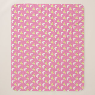 Weiße und hellgelbe Schmetterlinge fliegen pink Sherpadecke