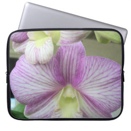 Weiße und lila Orchideen auf einem Laptop Laptopschutzhülle