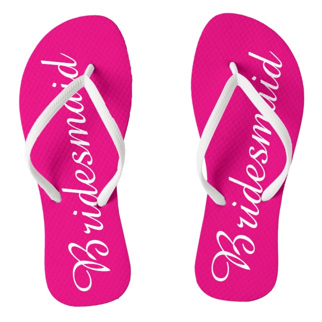 Weiße und rosa Brautjungfer drehen Reinfälle um Flip Flops (Fußbett)