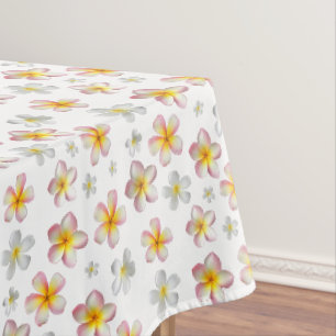 Weiße und rosa Frangipani Plumeria Blumen auf Weiß Tischdecke
