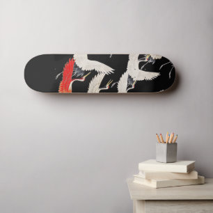 Weiße und rote Späne. Japanische Kunst mit schwarz Skateboard