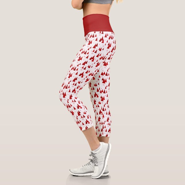 Weiße und rote Weihnachtsbaume mit Schneeflocken-M Capri Leggings (Links)
