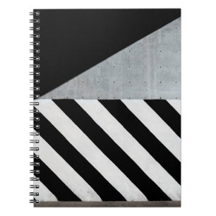 Weiße und schwarze diagonal gestreifte Farbe an de Notizblock