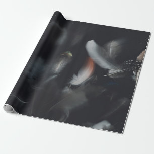 WEIßE UND SCHWARZE FEDER AUF SCHWARZEM HINTERGRUND GESCHENKPAPIER