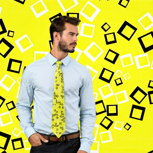 Weiße und schwarze Retro-Quadrate auf neongelber K Krawatte (Man wears a necktie with a yellow tie with a retro, black and white pattern. Background matches tie.)