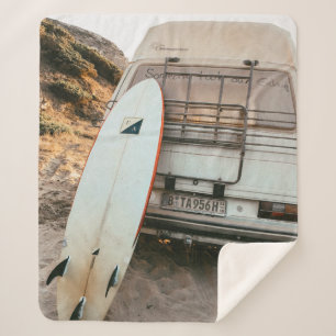 Weiße und schwarze Surfbretter Sherpadecke