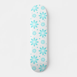 Weiße und türkisfarbene zarte Gänseblümchen, Punkt Skateboard