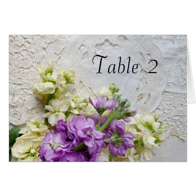 Weiße und violette Blumen an alter Spitze (Vorderseite (Horizontal))