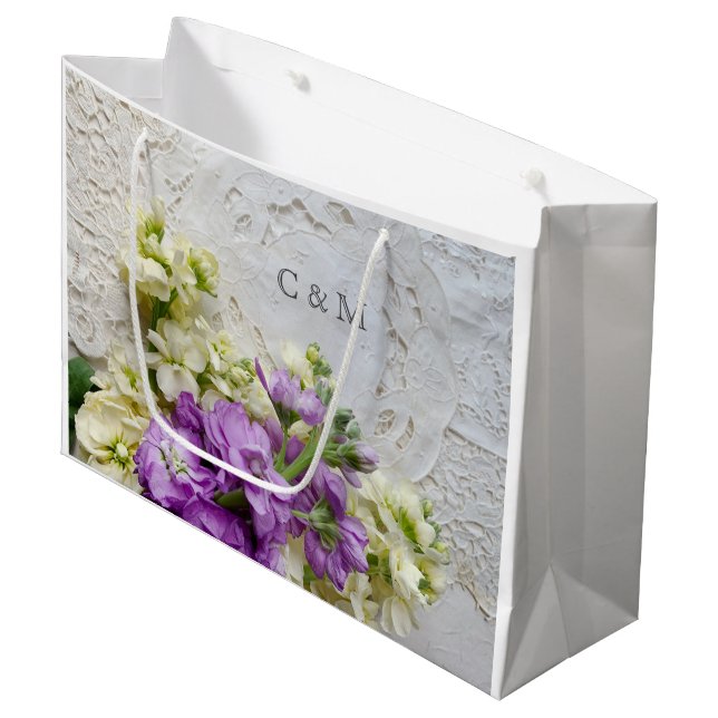 Weiße und violette Blumen an alter Spitze Große Geschenktüte (Vorderseite Schrägansicht)