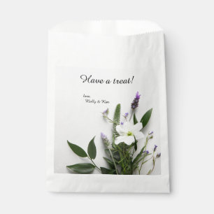 Weiße und violette Blumen, Blätter Geschenktütchen