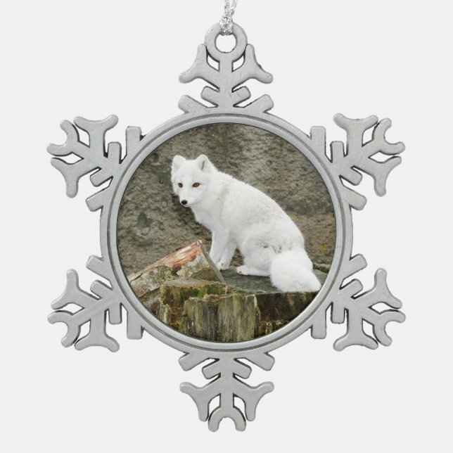 Weiße Verzierung des arktischen Fuchses Weihnachts Schneeflocken Zinn-Ornament (Vorderseite)