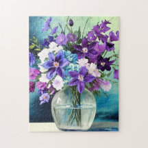 Weiße violette Blumen in einer Vase