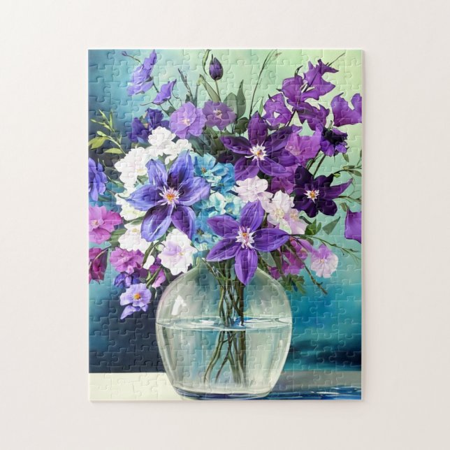 Weiße violette Blumen in einer Vase (Vertikal)