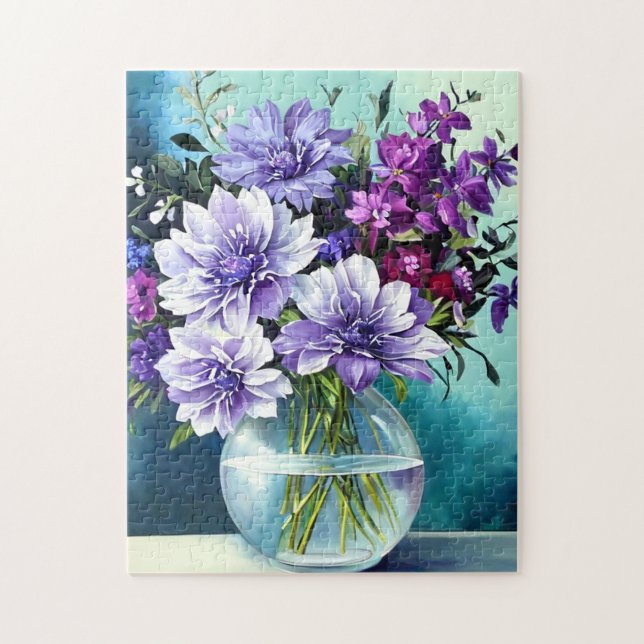 Weiße violette Blumen in einer Vase (Vertikal)