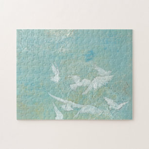 Weiße Vögel, die durch blauen Himmel fliegen