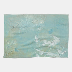 Weiße Vögel, die durch blauen Himmel fliegen Geschirrtuch