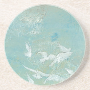 Weiße Vögel, die durch blauen Himmel fliegen Getränkeuntersetzer