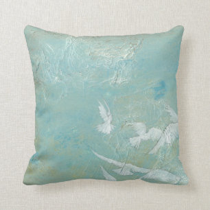 Weiße Vögel, die durch blauen Himmel fliegen Kissen
