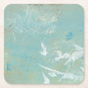 Weiße Vögel, die durch blauen Himmel fliegen Rechteckiger Pappuntersetzer