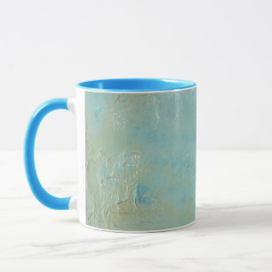 Weiße Vögel, die durch blauen Himmel fliegen Tasse