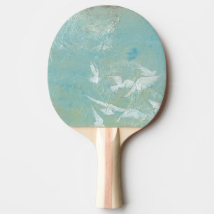 Weiße Vögel, die durch blauen Himmel fliegen Tischtennis Schläger