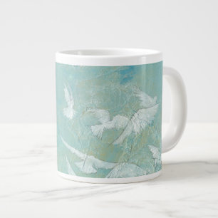 Weiße Vögel, die durch den blauen Himmel fliegen Jumbo-Tasse