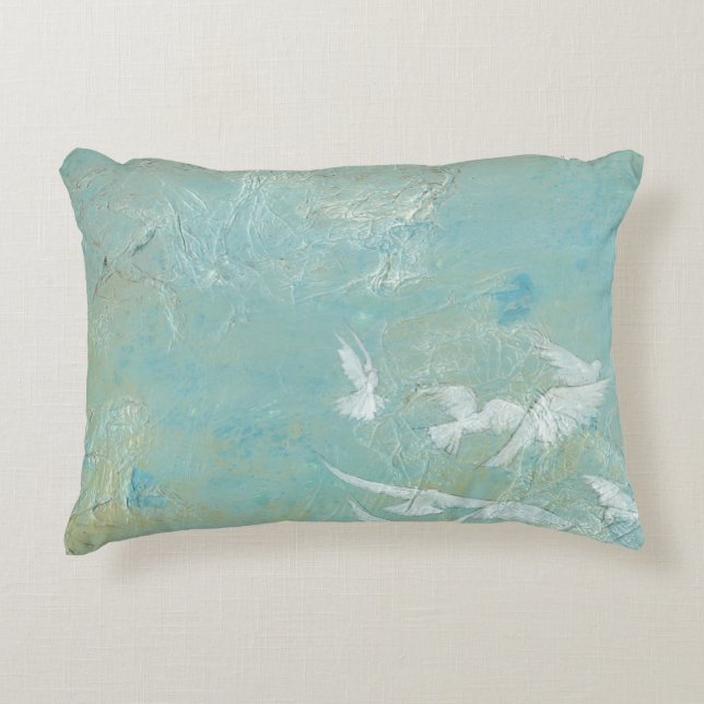 Weiße Vögel fliegen durch den blauen Himmel Zierkissen (Vorderseite)