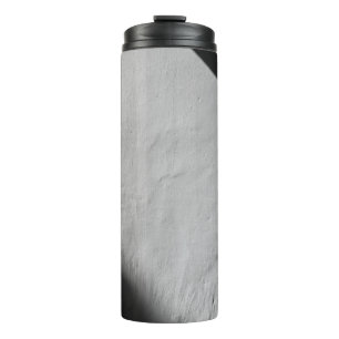 WEISSE WAND MIT SCHWARZTEXTIL THERMOSBECHER