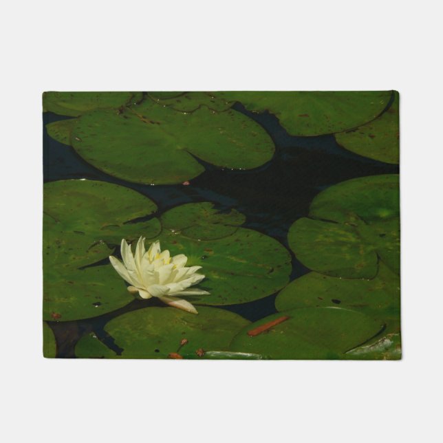 Weiße Wasserlilie I Friedliche Blumenfotografie Fußmatte (Vorderseite)