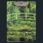Weiße Wasserlilien von Claude Monet, Vintage Kunst Klemmbrett<br><div class="desc">Die weißen Wasserlilien (1899) von Claude Monet sind ein Vintager Impressionist, der sich mit einem Blumengemälde auskennt. Es ist eine von vielen Variationen der Wasserlilien und japanischen Fußgängergemälde, die Monet in seinem Blumengarten im Frühjahr in Giverny, Frankreich, gemalt hat. Eine Fußgängerbrücke über einen Teich in grünen Tönen. Über den Künstler:...</div>