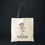 Weiße weibliche Geschenke der Tragetasche<br><div class="desc">Eine weiße weibliche Strichmännchenkrankenschwester in einer weißen Krankenschwesteruniform und in einem Stethoskop auf Krankenschwester T - Shirts, Taschen, Knöpfen, Magneten, Karten, Aufklebern und anderen Einzelteilen, die vor der Einrichtung Sie personifizieren können. Diese Krankenschwestereinzelteile sind also niedlich und perfekt für Krankenschwester-Woche und machen große Krankenschwestergeschenke auch!</div>