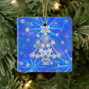 Weiße Weihnachtsbaumschneeflocken über Blau Keramikornament