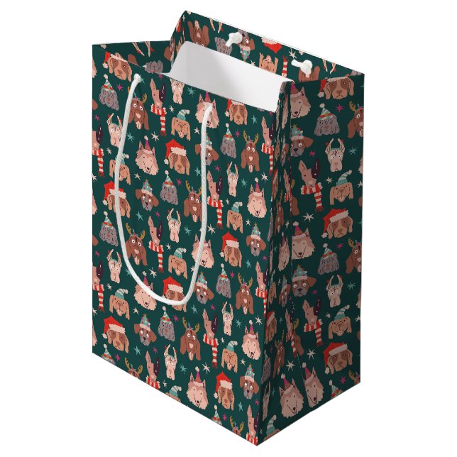 Weiße Weihnachtshunde Muster Grün Mittlere Geschenktüte (Vorderseite Schrägansicht)