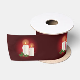 Weiße Weihnachtskerzen auf Rot mit Holly Satinband