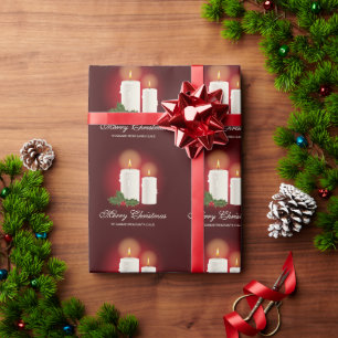 Weiße Weihnachtskerzen auf Rot mit individuellem T Geschenkpapier