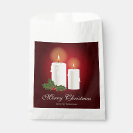 Weiße Weihnachtskerzen auf Rot mit individuellem T Geschenktütchen