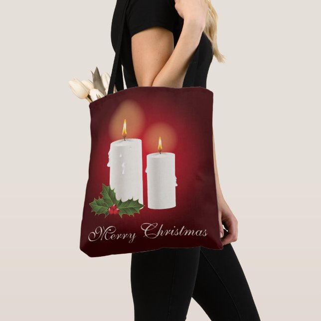 Weiße Weihnachtskerzen auf Rot mit individuellem T Tasche (Von Nahem)