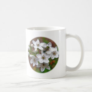 Weiße Wildblume und Bienenfliegen Kaffeetasse