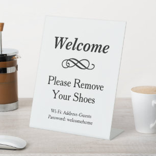Weiße Willkommen-Wifi Schuhe ausziehen Sockelschild
