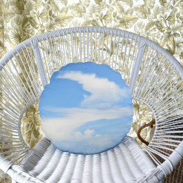Weiße Wolke gegen blauen Himmel wirbeln Rundes Kissen