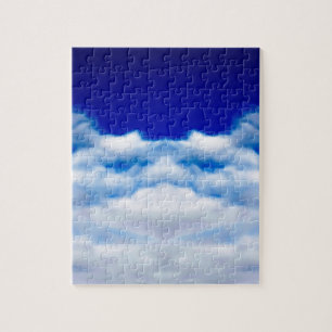 Weiße Wolke gegen den blauen Himmel