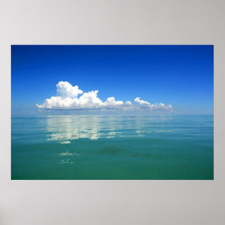 Weiße Wolke über einem Plakat aus dem Meer