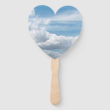 Weiße Wolken am blauen Himmel