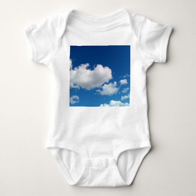 Weiße Wolken Baby Strampler (Vorderseite)
