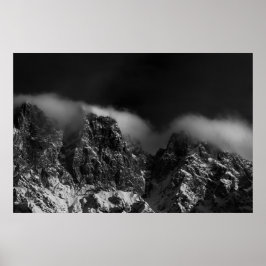 Weiße Wolken bedecken Berge Poster
