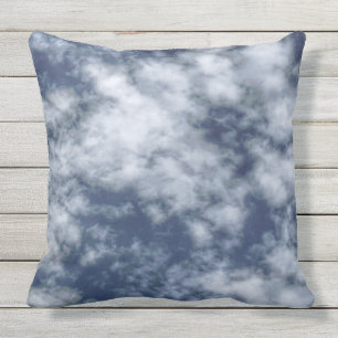 Weiße Wolken gegen blauen Himmel auf Wurfskissen Kissen Für Draußen