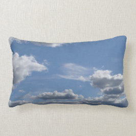 Weiße Wolken in einem blauer Himmel-Wurfs-Kissen Lendenkissen