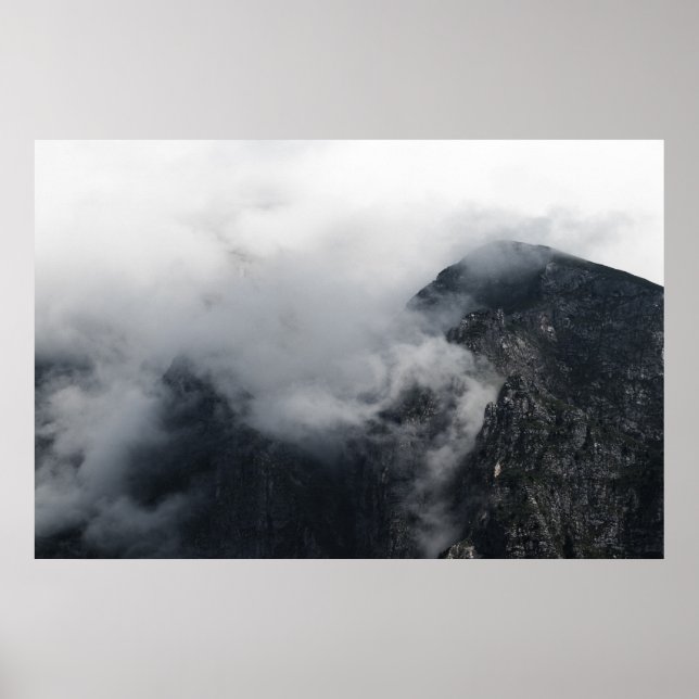 Weiße Wolken über den dunklen felsigen Bergen Poster (Vorne)