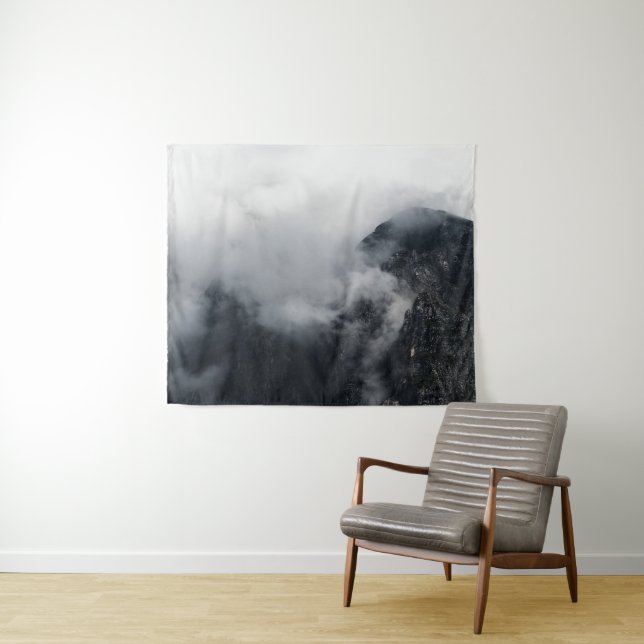 Weiße Wolken über den dunklen felsigen Bergen Wandteppich (Beispiel (Horizontal))